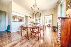 Superior Apartment, Ensuite, Garden View (Rêve d'Afrique) | Dining - Maison de Fogasses (Avignon)