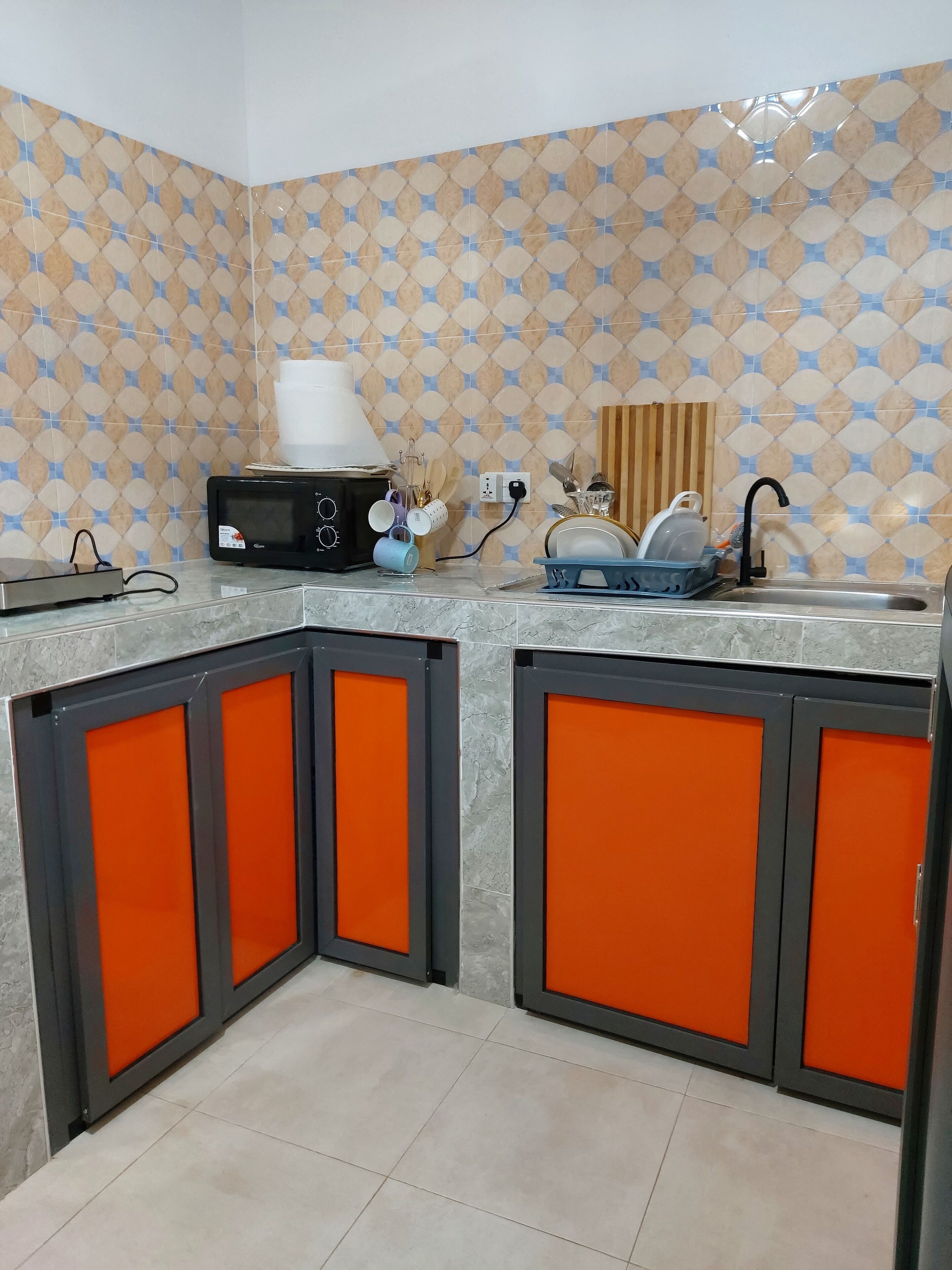 Jääkaappi, mikroaaltouuni, liesi, vedenkeitin