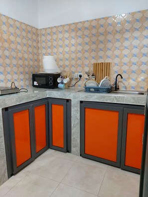 雪櫃、微波爐、爐具、電熱水壺