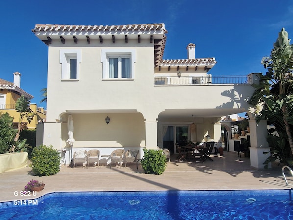 A two-story building with a swimming pool in the foreground. - Luxury Villa - Pet Friendly & Free Parking (Torre-Pacheco)