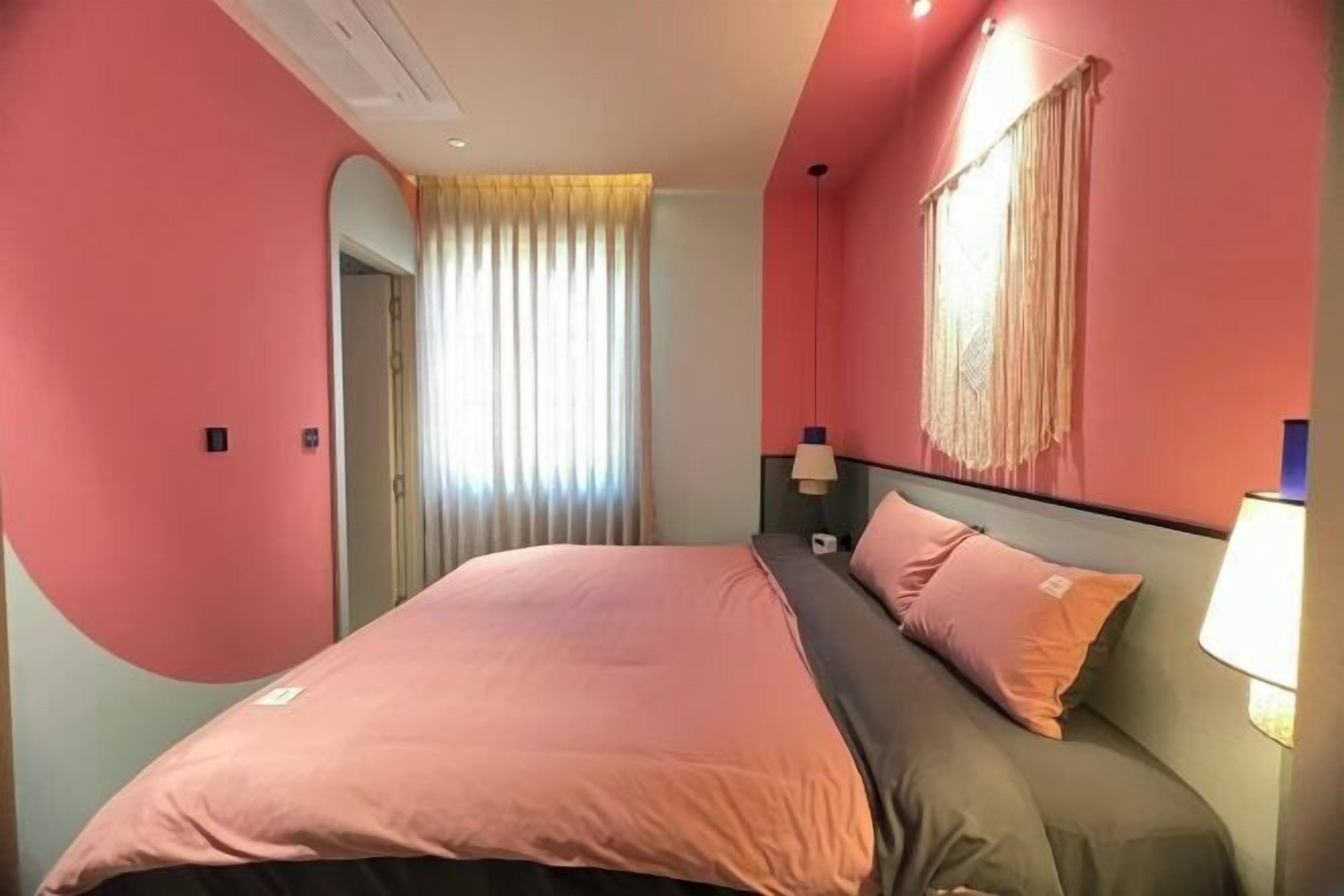 Free WiFi, bed sheets