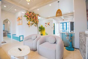 Deluxe-huvila, 3 makuuhuonetta, näköala puutarhaan | Oleskelualue | 65–tuumainen LED-televisio, jossa kaapelikanavat