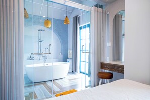 Villa Deluxe - 3 sovrum - utsikt mot trädgården | Badrum | Gratis toalettartiklar, hårtork, handdukar och tvål