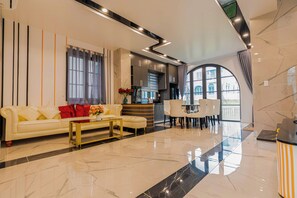 Luksushuvila, 4 makuuhuonetta, näköala puutarhaan | Oleskelualue | 65–tuumainen LED-televisio, jossa kaapelikanavat