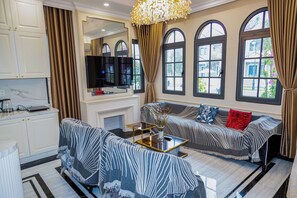 Luksushuvila, 3 makuuhuonetta, näköala puutarhaan | Oleskelualue | 65–tuumainen LED-televisio, jossa kaapelikanavat