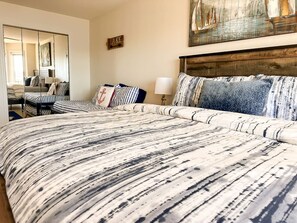 2 slaapkamers, een bureau, een strijkplank/strijkijzer, reisbedje