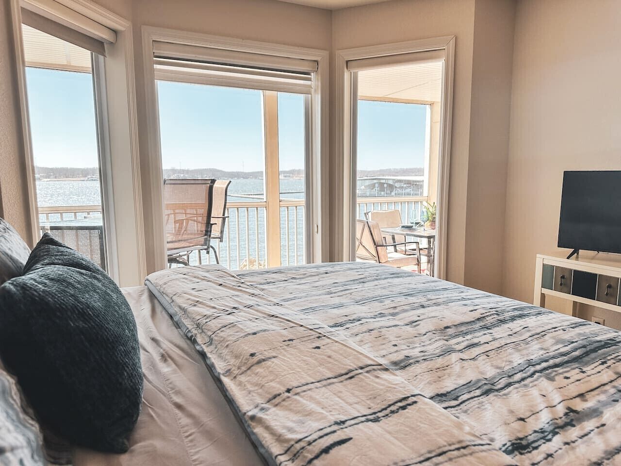 2 bedrooms, desk, iron/ironing board, travel cot