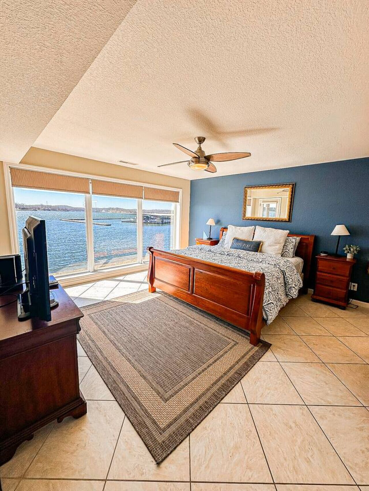 2 habitaciones, escritorio y tabla de planchar con plancha 