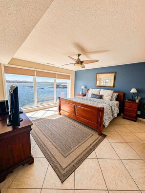 2 chambres, bureau, fer et planche à repasser, lit parapluie