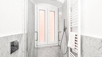 Douche, sĂšche-cheveux, bidet, serviettes fournies