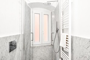 Dusj, hårføner, bidé og håndklær