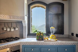 Four, plaque de cuisson, lave-vaisselle, cafetière/bouilloire