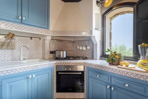 Four, plaque de cuisson, lave-vaisselle, cafetière/bouilloire