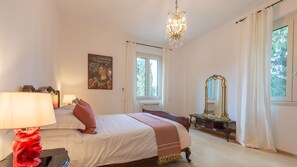 6 soverom, strykejern/-brett og wi-fi (inkludert)