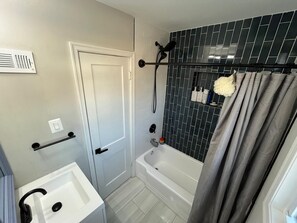 Hårtørrer, bidet, håndklæder, Sæbe