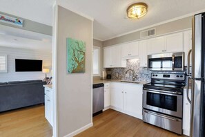 Kjøleskap, mikrobølgeovn, kokeplater og oppvaskmaskin