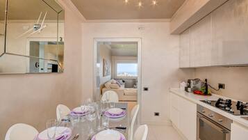 Réfrigérateur, four, lave-vaisselle, cafetiÚre/bouilloire