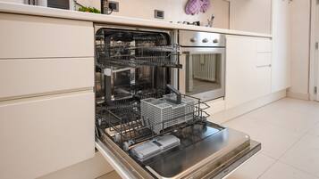 KylskÄp, ugn, diskmaskin och kaffe- och tebryggare