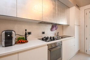 Fridge, oven, dishwasher, coffee/tea maker