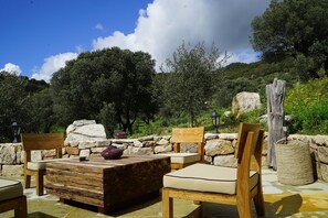Outdoor dining - Stone house in an olive grove 15 minutes from the beach (Cognocoli-Monticchi)