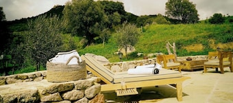 Stone house in an olive grove 15 minutes from the beach
