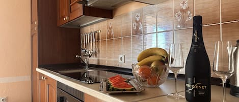 Fridge, oven, stovetop, coffee/tea maker