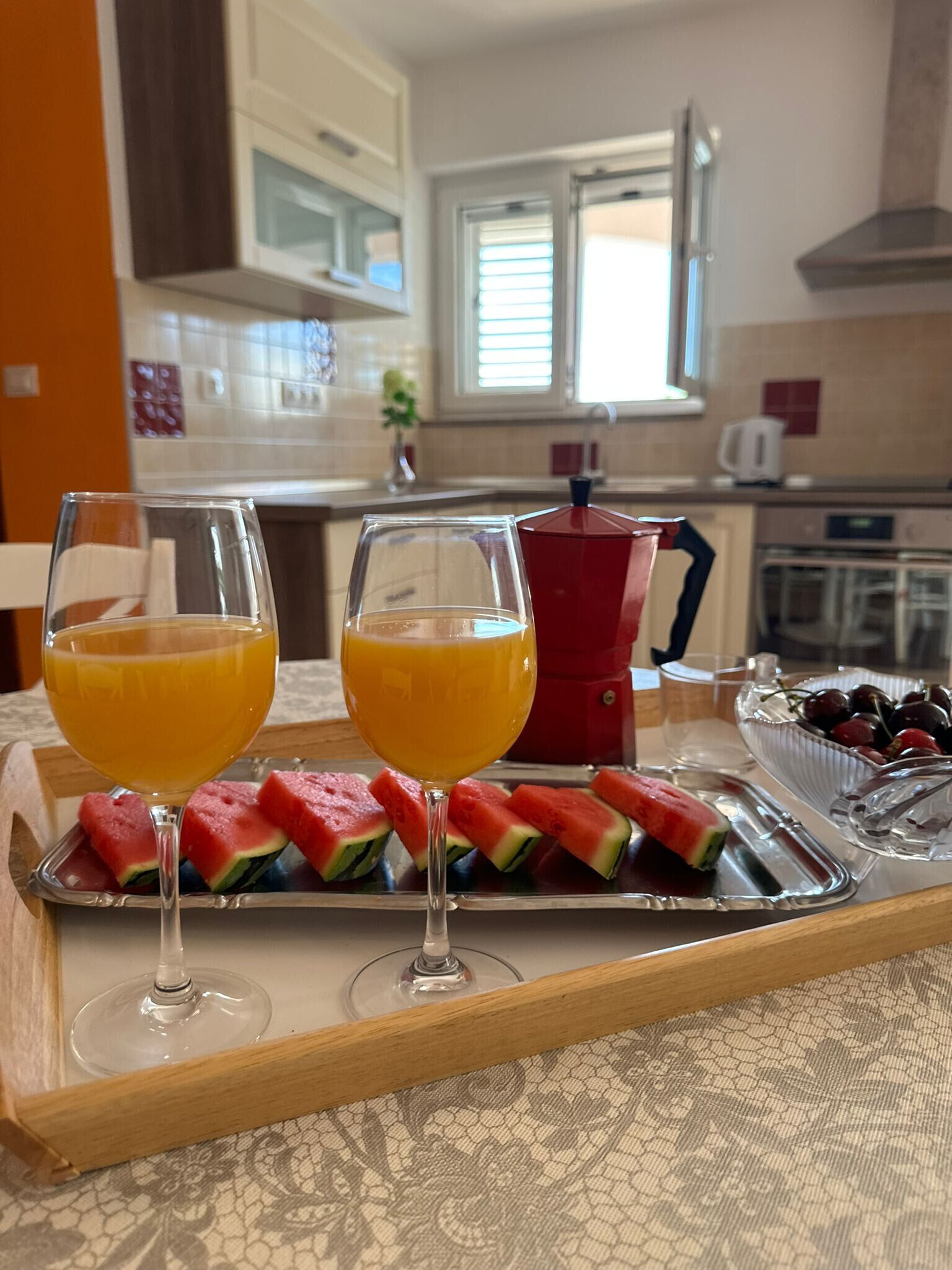 Kühlschrank, Ofen, Wasserkocher, Kochgeschirr/Geschirr/Besteck