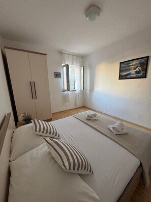 Unclassified image, 3 of 26, button