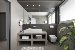 淋浴设施、吹风机、毛巾