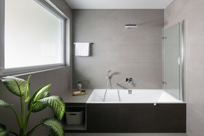 Shower, hair dryer, towels - Beautiful Villa Sale (Sukošan)