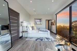 6 bedrooms, individually decorated, individually furnished, desk - Gayle Villa (Tarzana)