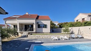 A modern house with a swimming pool, stone walls, and a stone staircase. - Villa Pauliana (Povljana)