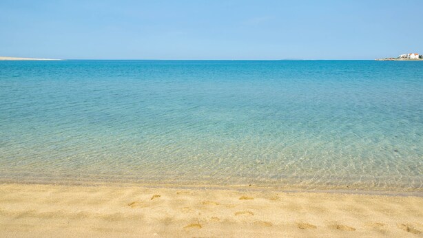 A beach with clear water and a sandy shore. - Villa Maiorum with indoor heated pool (Povljana)