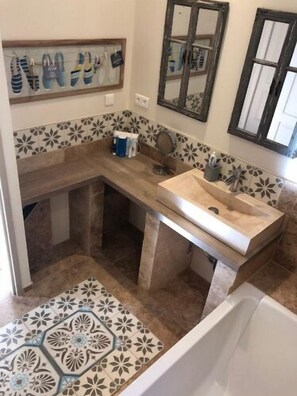 Douche, serviettes fournies, papier toilette