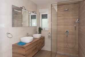 Dusche, Haartrockner, Handtücher