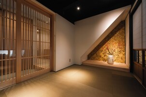 Habitación básica, no fumadores (METAL) | Minibar con artículos gratuitos y decoración individual