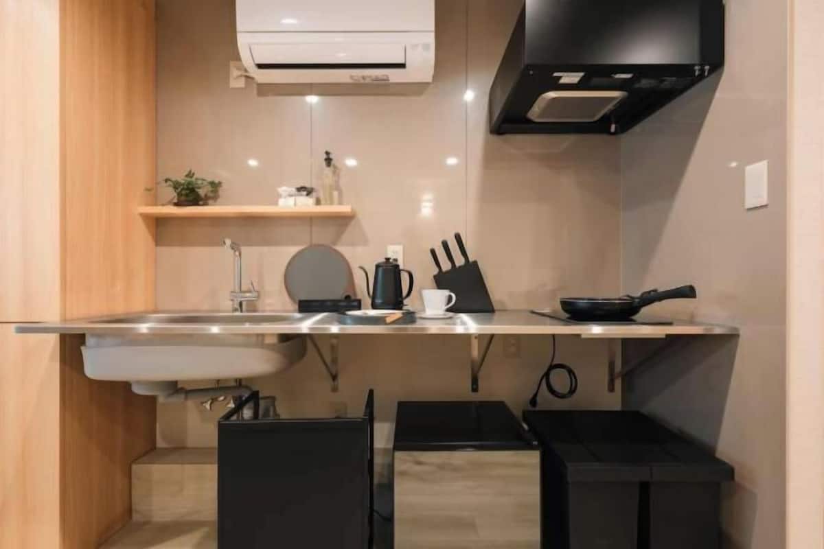 Private kitchen | Mini-fridge, microwave, stovetop, electric kettle