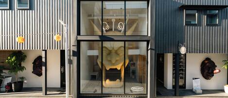 Façana frontal de l'allotjament