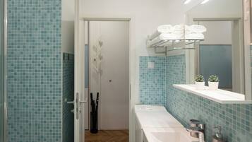 Family Apartment, Courtyard View | Bathroom