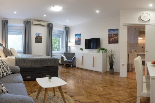 Family Apartment, Courtyard View | Living area