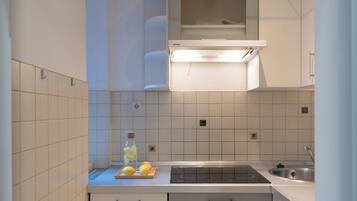 Apartamento família, vista para o pátio | Cozinha privada