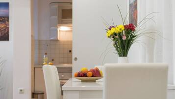 Apartamento família, vista para o pátio | Cozinha privada