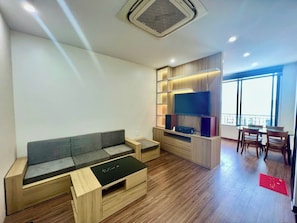 Minibar con artículos gratuitos, escritorio y wifi gratis