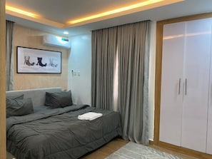 1 habitación, escritorio y espacio para trabajar con laptop