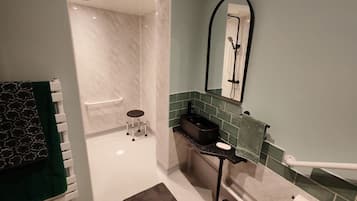 Douche, sèche-cheveux, serviettes fournies, savon