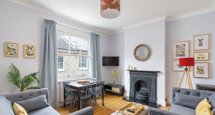 Cambridge Grove- Cosy two bed Mews - with parking