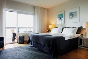 Habitación con 1 cama doble o 2 individuales, balcón, vistas al mar | Ropa de cama hipoalergénica y decoración individual