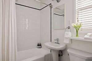 Regadera, secadora de cabello, toallas 