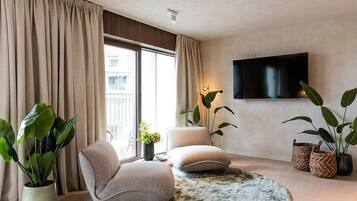 Unwind Suite | Pimennysverhot, ilmainen Wi-Fi, vuodevaatteet