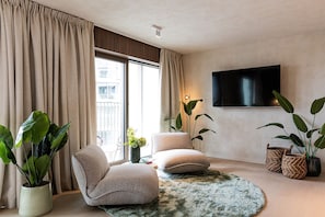 Unwind Suite | Blackout drapes, free WiFi, bed sheets - The Ostendian (Ostend)